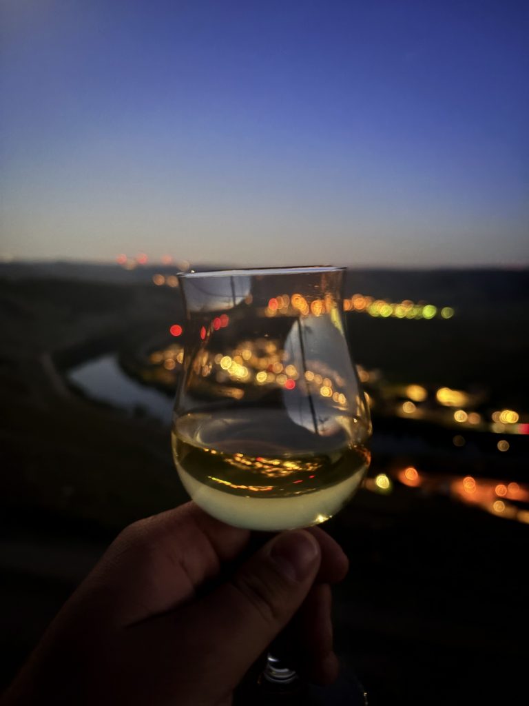 Ein Abend in der Natur: Sonnenuntergang, Wein & Freundschaft